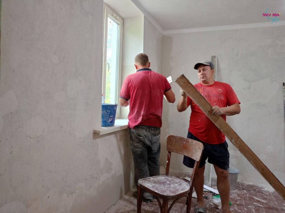 Тазовский район помогает пенсионерке из Волновахи с ремонтом Тазовский район помогает пенсионерке из Волновахи с ремонтом