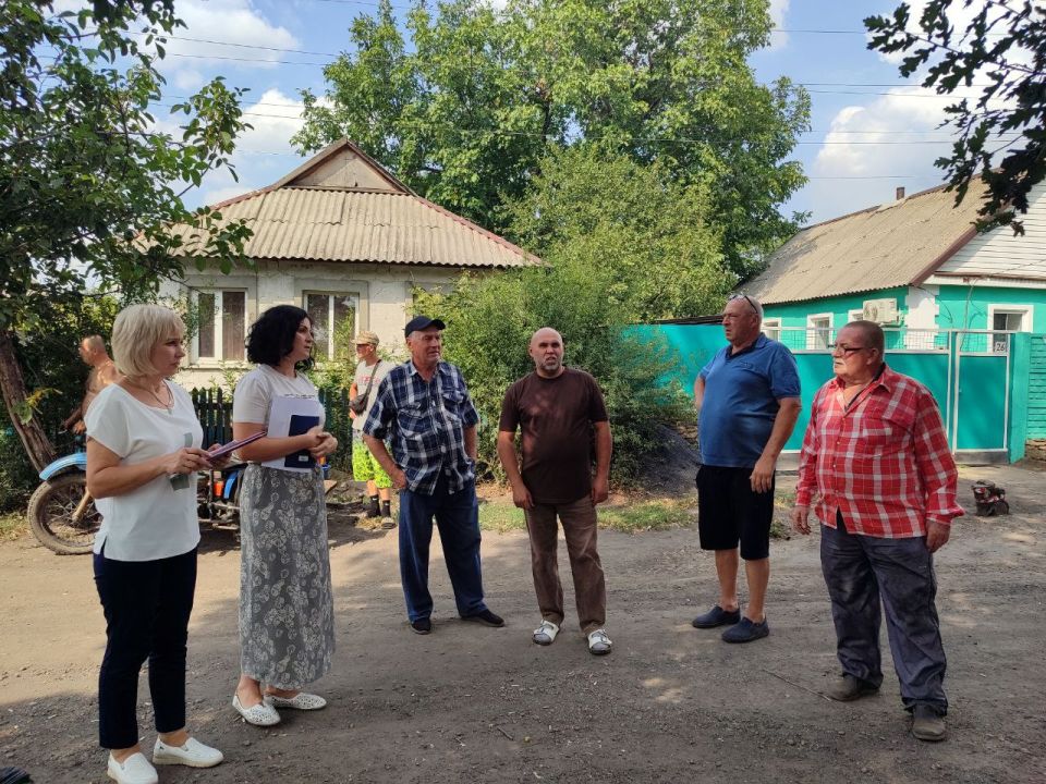Вчера управляющий делами Администрации муниципального образования городского округа Харцызск Вера Маркитантова в пгт Зуевка, ул. Шевченко, 45 провела сход граждан, на котором были обсуждены актуальные вопросы и проблемы... Вчера управляющий делами Администрации муниципального образования городского округа Харцызск Вера Маркитантова в пгт Зуевка, ул. Шевченко, 45 провела сход граждан, на котором были обсуждены актуальные вопросы и проблемы...
