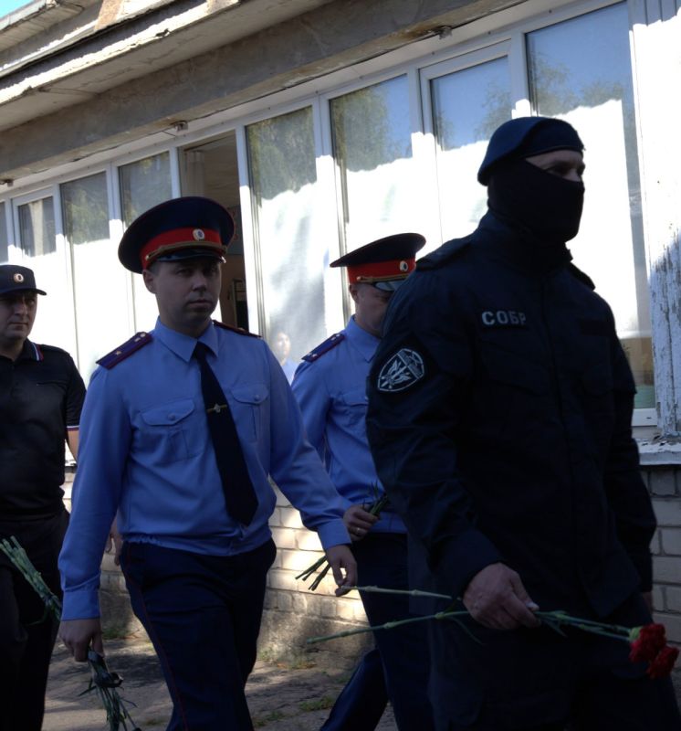 Сотрудники следственного управления СК России по ДНР возложили цветы в День солидарности борьбы с терроризмом Сотрудники следственного управления СК России по ДНР возложили цветы в День солидарности борьбы с терроризмом