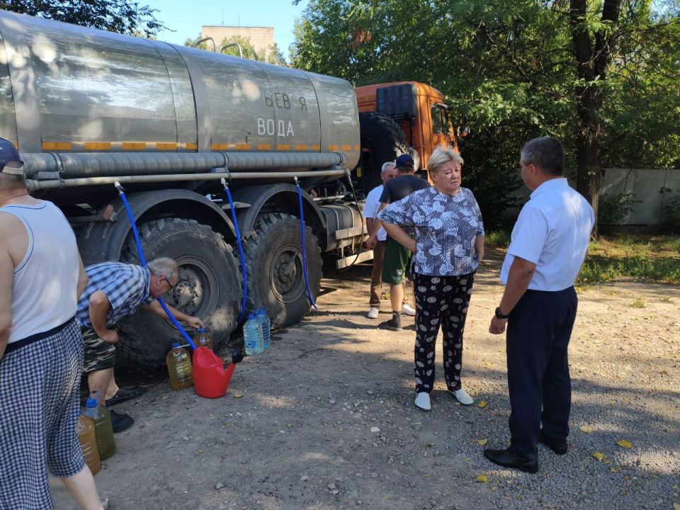 Юрий Атаманов: Проверил соблюдение графика подвоза воды жителям Ленинского района Юрий Атаманов: Проверил соблюдение графика подвоза воды жителям Ленинского района