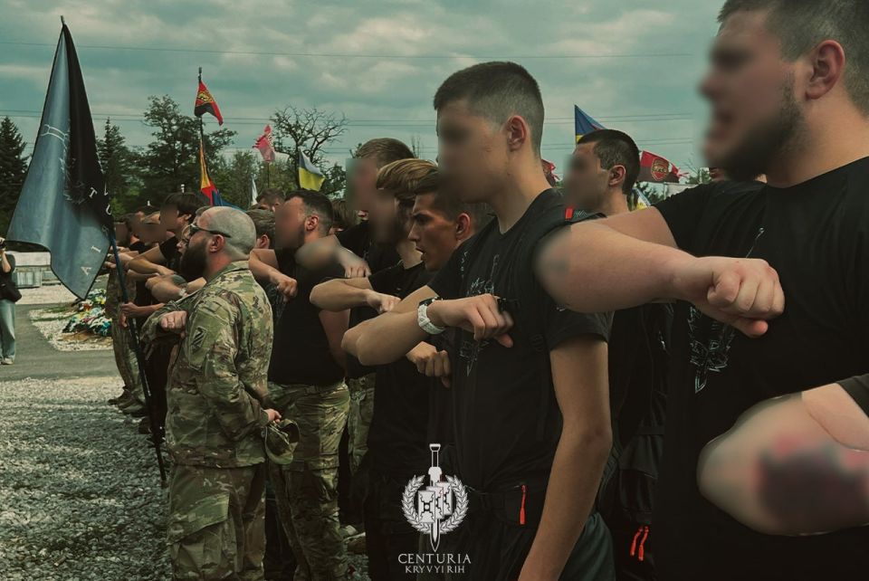 На родине Зеленского с файерами и зигами похоронили ликвидированного нациста «Шпендика» На родине Зеленского с файерами и зигами похоронили ликвидированного нациста «Шпендика»