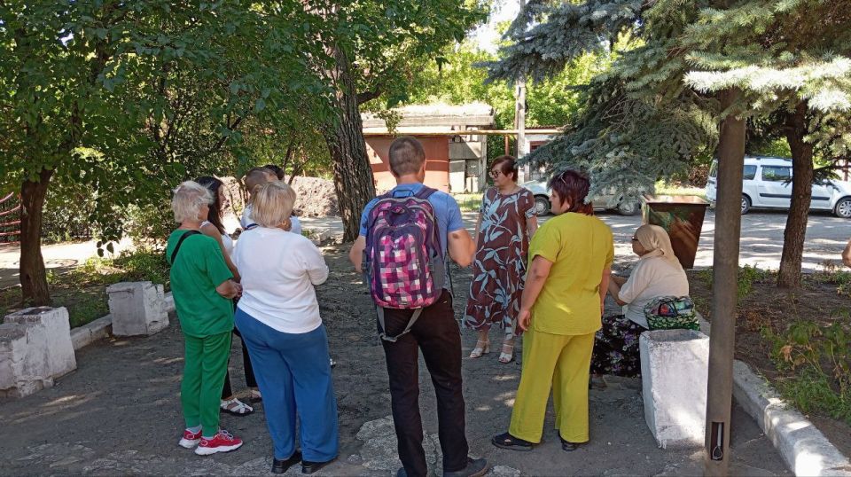 3 сентября заместитель главы Администрации городского округа Макеевка Ирина Лях провела встречу с жителями на подведомственной территории по адресу: г. Макеевка, ул. Магистральная 88 возле здания МБУ «Городской центр... 3 сентября заместитель главы Администрации городского округа Макеевка Ирина Лях провела встречу с жителями на подведомственной территории по адресу: г. Макеевка, ул. Магистральная 88 возле здания МБУ «Городской центр...