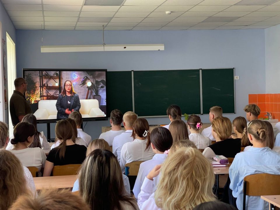 В рамках празднования 80-й годовщины Победы над милитаристской Японией и окончания Второй мировой войны в школах Мариуполя прошли открытые уроки для трех тысяч старшеклассников В рамках празднования 80-й годовщины Победы над милитаристской Японией и окончания Второй мировой войны в школах Мариуполя прошли открытые уроки для трех тысяч старшеклассников