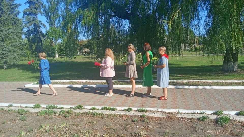 Сотрудники управления по обеспечению деятельности территорий администрации городского округа Енакиево отдали дань памяти и уважения павшим в боях за освобождение нашего города Сотрудники управления по обеспечению деятельности территорий администрации городского округа Енакиево отдали дань памяти и уважения павшим в боях за освобождение нашего города