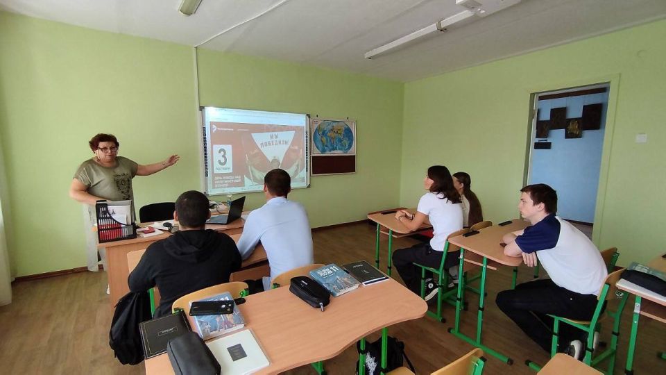 В рамках празднования 80-й годовщины Победы над милитаристской Японией и окончания Второй мировой войны в школах Тельмановского муниципального округа прошли открытые уроки, посвященные этой важной дате В рамках празднования 80-й годовщины Победы над милитаристской Японией и окончания Второй мировой войны в школах Тельмановского муниципального округа прошли открытые уроки, посвященные этой важной дате