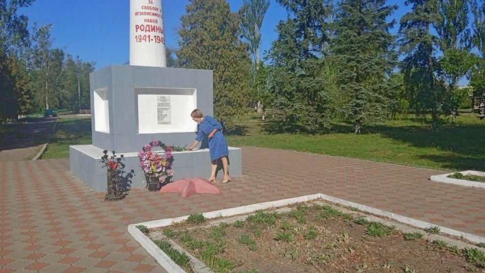 Сотрудники управления по обеспечению деятельности территорий администрации городского округа Енакиево отдали дань памяти и уважения павшим в боях за освобождение нашего города Сотрудники управления по обеспечению деятельности территорий администрации городского округа Енакиево отдали дань памяти и уважения павшим в боях за освобождение нашего города