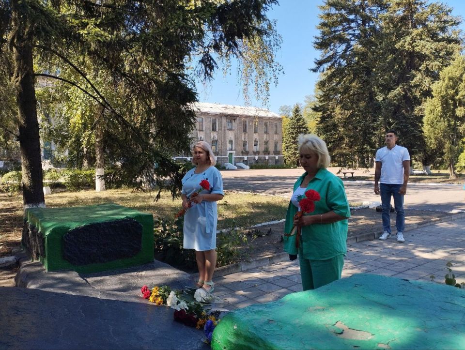 Сотрудники управления по обеспечению деятельности территорий администрации городского округа Енакиево отдали дань памяти и уважения павшим в боях за освобождение нашего города Сотрудники управления по обеспечению деятельности территорий администрации городского округа Енакиево отдали дань памяти и уважения павшим в боях за освобождение нашего города