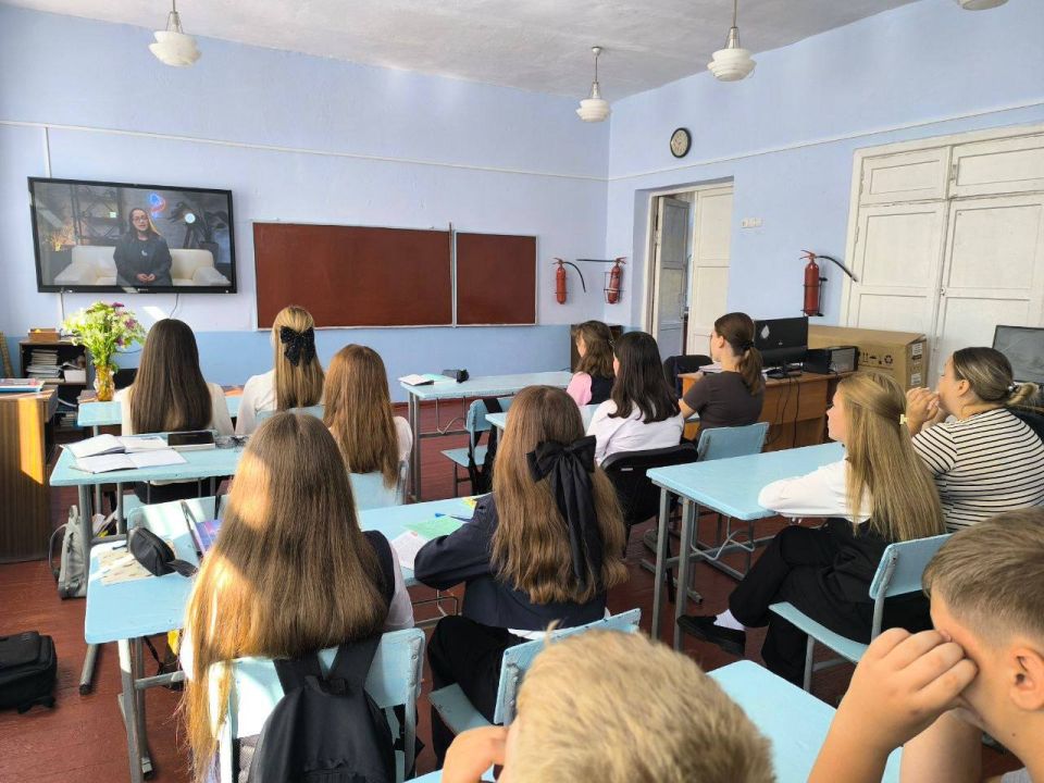 В рамках празднования 80-й годовщины Победы над милитаристской Японией и окончания Второй мировой войны в школах Тельмановского муниципального округа прошли открытые уроки, посвященные этой важной дате В рамках празднования 80-й годовщины Победы над милитаристской Японией и окончания Второй мировой войны в школах Тельмановского муниципального округа прошли открытые уроки, посвященные этой важной дате