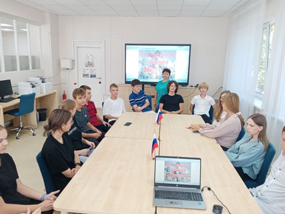 3 сентября в Харцызской городской модельной библиотеке в секторе абонемента для старшеклассников ГБОУ СШ №1 прошла информационная беседа о противодействии идеологии экстремизма «Чужого горя не бывает» 3 сентября в Харцызской городской модельной библиотеке в секторе абонемента для старшеклассников ГБОУ СШ №1 прошла информационная беседа о противодействии идеологии экстремизма «Чужого горя не бывает»
