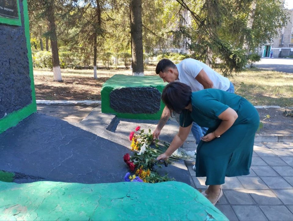 Сотрудники управления по обеспечению деятельности территорий администрации городского округа Енакиево отдали дань памяти и уважения павшим в боях за освобождение нашего города Сотрудники управления по обеспечению деятельности территорий администрации городского округа Енакиево отдали дань памяти и уважения павшим в боях за освобождение нашего города