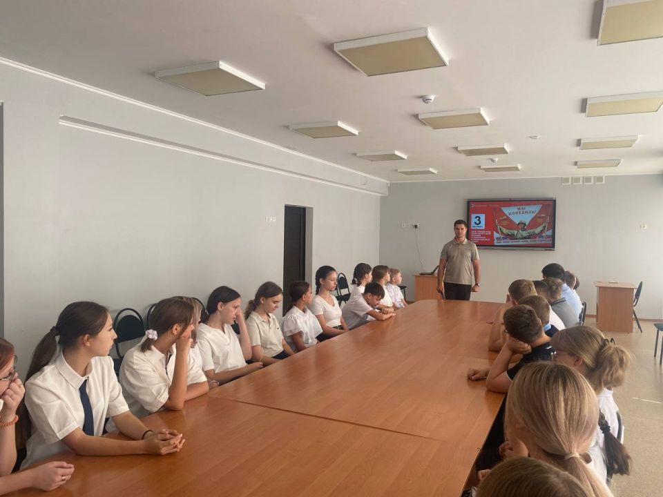 Сегодня во всех школах Мариуполя прошли мероприятия, посвящённые важным датам Сегодня во всех школах Мариуполя прошли мероприятия, посвящённые важным датам