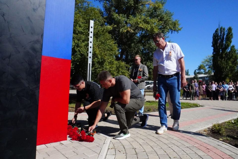 Александр Шатов: Сахалинцы возложили в Шахтерске цветы к 80-летию Победы над милитаристской Японией и окончанию Второй Мировой войны Александр Шатов: Сахалинцы возложили в Шахтерске цветы к 80-летию Победы над милитаристской Японией и окончанию Второй Мировой войны