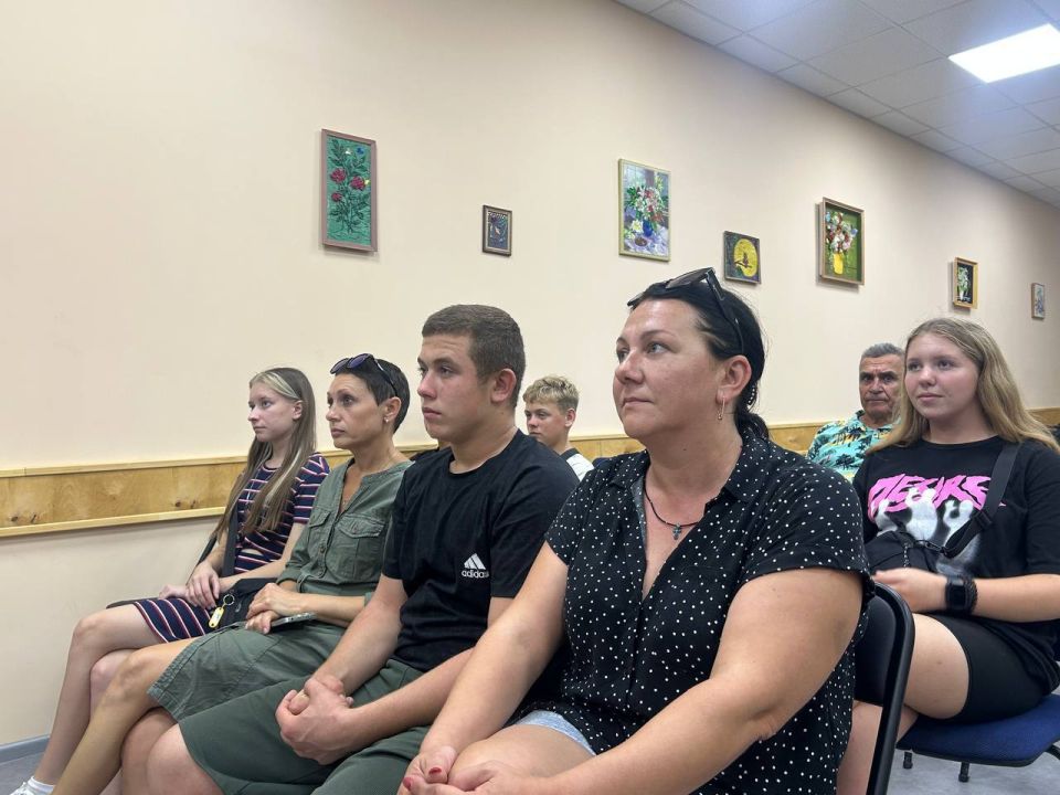 Лидер общественного мнения Мангушского муниципального округа, Руслан Александрович Пономаренко, провел встречу с жителями пгт Мангуш Лидер общественного мнения Мангушского муниципального округа, Руслан Александрович Пономаренко, провел встречу с жителями пгт Мангуш