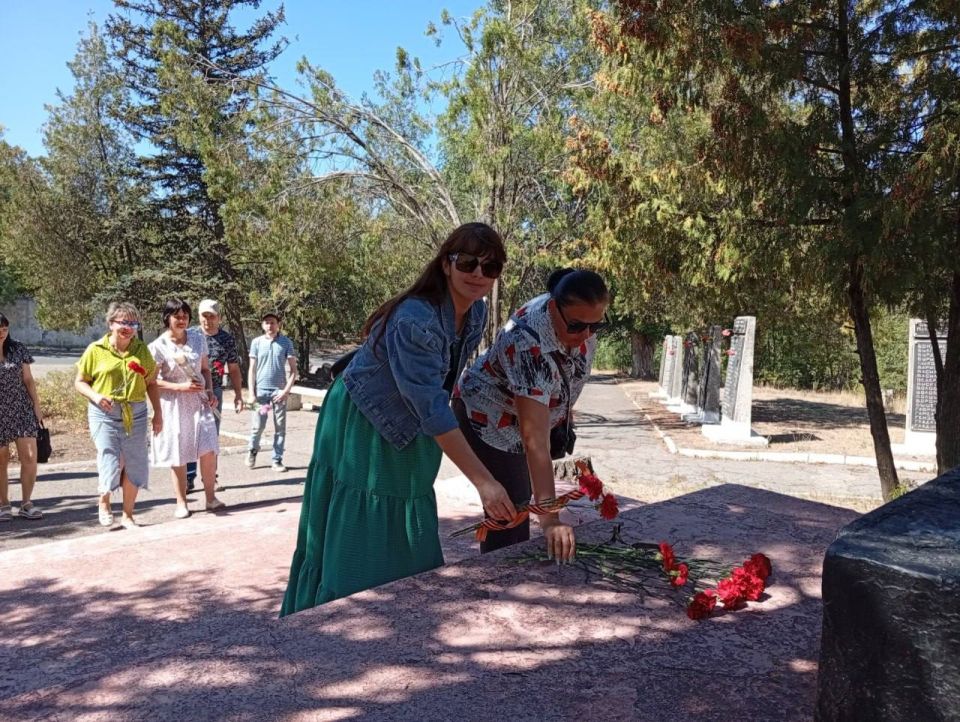 Виктория Жукова: Сегодня, 3 сентября в День освобождения Зугрэса, прошло возложение цветов к Памятнику герою Советского Союза - Алехновичу Евгению Антоновичу Виктория Жукова: Сегодня, 3 сентября в День освобождения Зугрэса, прошло возложение цветов к Памятнику герою Советского Союза - Алехновичу Евгению Антоновичу