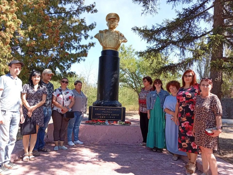 Виктория Жукова: Сегодня, 3 сентября в День освобождения Зугрэса, прошло возложение цветов к Памятнику герою Советского Союза - Алехновичу Евгению Антоновичу Виктория Жукова: Сегодня, 3 сентября в День освобождения Зугрэса, прошло возложение цветов к Памятнику герою Советского Союза - Алехновичу Евгению Антоновичу