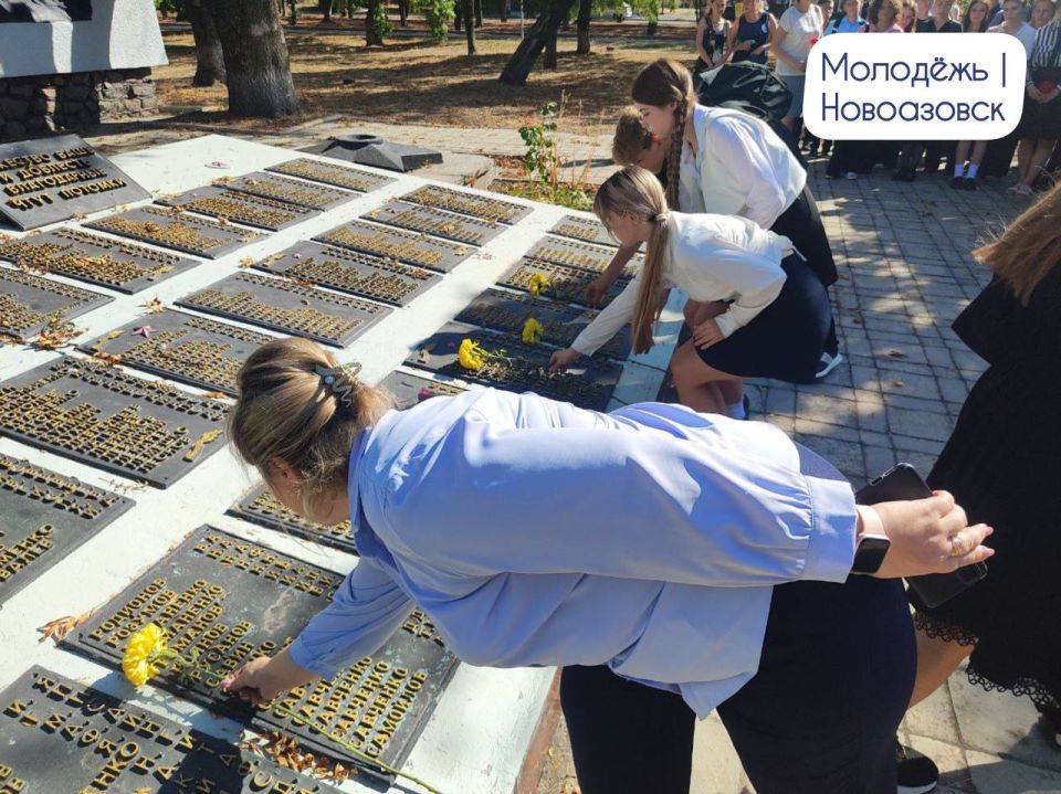 Возле мемориала Скорбящая мать в г. Новоазовске прошла церемония возложения цветов жертвам терактов Возле мемориала Скорбящая мать в г. Новоазовске прошла церемония возложения цветов жертвам терактов