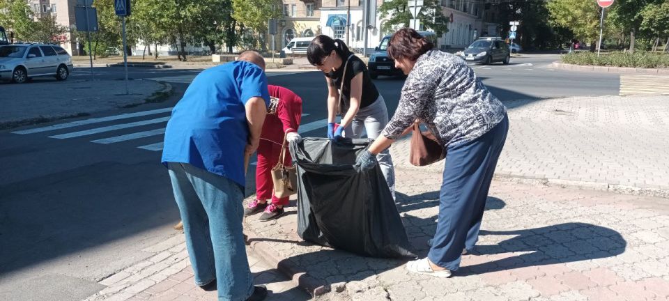 Продолжается реализация экологической акции «Чистый четверг», которая проводится в рамках проекта «Городская среда» Всероссийской политической партии «Единая Россия» Продолжается реализация экологической акции «Чистый четверг», которая проводится в рамках проекта «Городская среда» Всероссийской политической партии «Единая Россия»