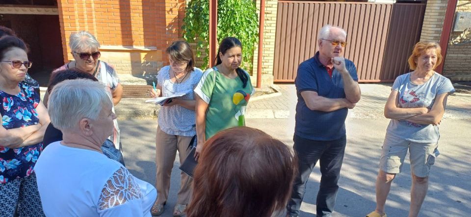 Валентин Левченко: Сегодня заместитель главы администрации городского округа Донецк Ляховец Валерий Андреевич, совместно с начальником отдела экологической безопасности, провёл встречу с жителями улиц микрорайона "Ветка"... Валентин Левченко: Сегодня заместитель главы администрации городского округа Донецк Ляховец Валерий Андреевич, совместно с начальником отдела экологической безопасности, провёл встречу с жителями улиц микрорайона "Ветка"...
