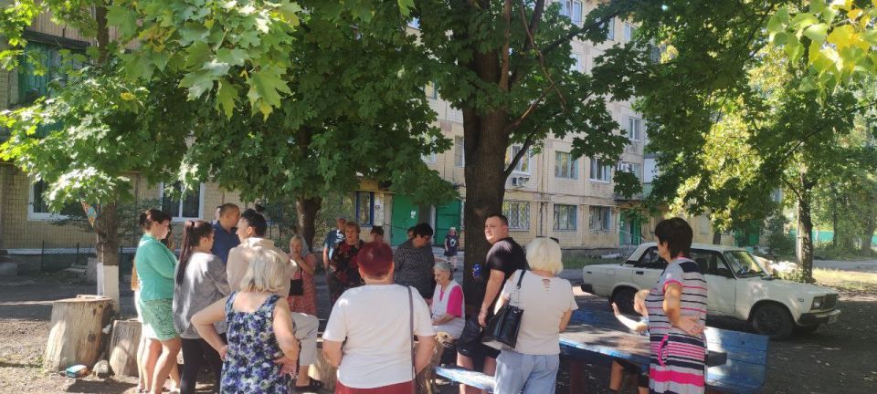 Выездной прием граждан. Сегодня, 4 сентября, совместно с заместителем главы администрации городского округа Торез, Александром Ставицким руководитель общественной приемной Партии "Единая Россия" Торезского местного... Выездной прием граждан. Сегодня, 4 сентября, совместно с заместителем главы администрации городского округа Торез, Александром Ставицким руководитель общественной приемной Партии "Единая Россия" Торезского местного...