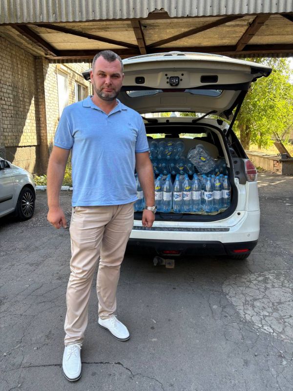 Депутаты Иловайского городского совета Тюпин Евгений Сергеевич и Широкова Татьяна Николаевна передали питьевую бутилированную воду в городскую больницу Депутаты Иловайского городского совета Тюпин Евгений Сергеевич и Широкова Татьяна Николаевна передали питьевую бутилированную воду в городскую больницу