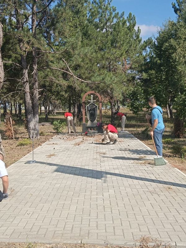 В преддверии Дня освобождения Донбасса активисты молодежного движения "ЮНАРМИЯ" провели уборку памятника "Воинам Батальона им. 383 Шахтерской дивизии погибшим 09.03.2022 года при освобождении города Волноваха." В преддверии Дня освобождения Донбасса активисты молодежного движения "ЮНАРМИЯ" провели уборку памятника "Воинам Батальона им. 383 Шахтерской дивизии погибшим 09.03.2022 года при освобождении города Волноваха."