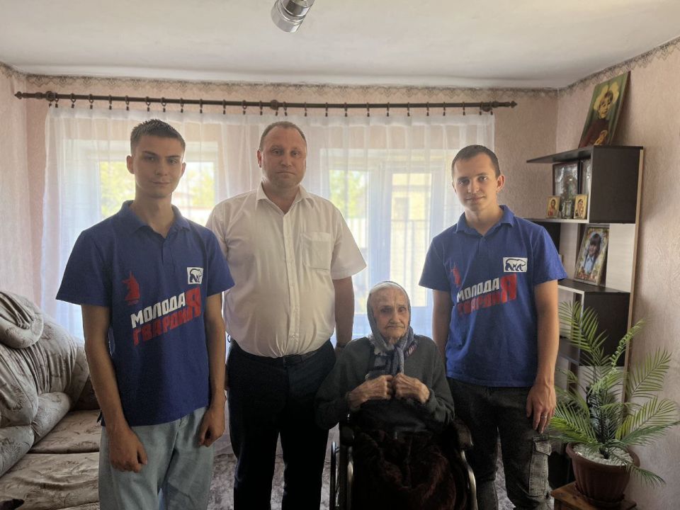 В честь празднования 82-й Годовщины освобождения Тореза от немецко-фашистских захватчиков в годы Великой Отечественной войны, совместно с активистами «Молодой Гвардии Единой России» навестил труженников тыла и детей войны и... В честь празднования 82-й Годовщины освобождения Тореза от немецко-фашистских захватчиков в годы Великой Отечественной войны, совместно с активистами «Молодой Гвардии Единой России» навестил труженников тыла и детей войны и...