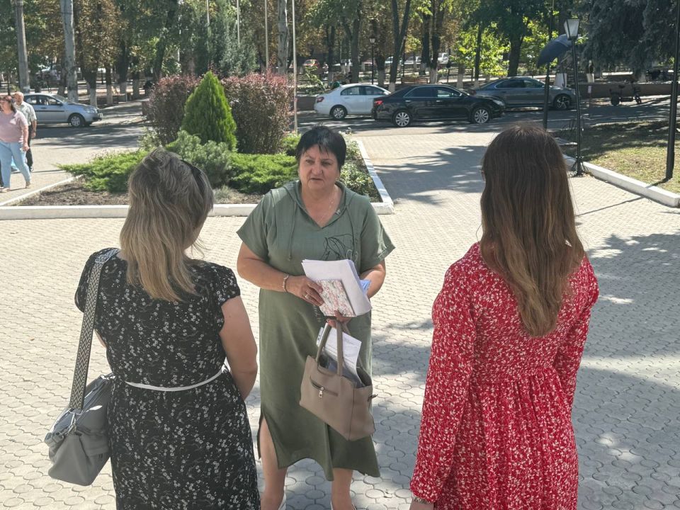 Провел прием граждан в городе Волноваха по улице Менделеева Провел прием граждан в городе Волноваха по улице Менделеева