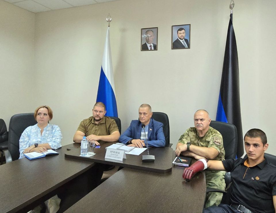 Дмитрий Огилец: На встречу с представителями Военно-социального центра Минобороны РФ, которая прошла в режиме видеоконференции к нашему коллективу присоединился мой друг и коллега Александр Гриденко Дмитрий Огилец: На встречу с представителями Военно-социального центра Минобороны РФ, которая прошла в режиме видеоконференции к нашему коллективу присоединился мой друг и коллега Александр Гриденко