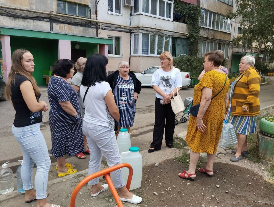 Сегодня, 4 сентября заместитель руководителя Управы Червоногвардейского внутригородского района Администрации городского округа Макеевка Татьяна Задорожная провела встречу с жителями жилого массива Калинина во дворе дома № 7... Сегодня, 4 сентября заместитель руководителя Управы Червоногвардейского внутригородского района Администрации городского округа Макеевка Татьяна Задорожная провела встречу с жителями жилого массива Калинина во дворе дома № 7...