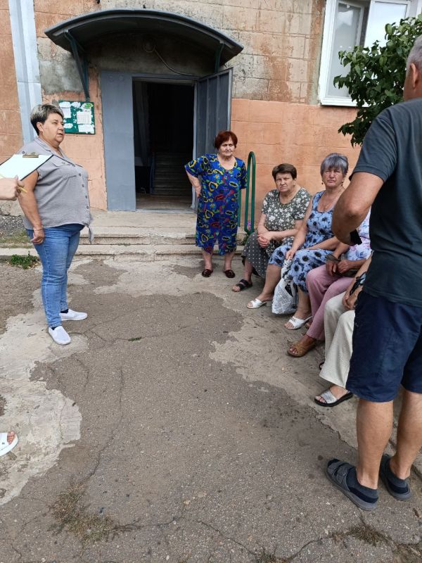 Сегодня начальник Зугрэсского территориального отдела Наталья Марушко провела сход граждан в городе Зугрэс по улице ул. Пушкина, д. 2, на котором были обсуждены актуальные вопросы и проблемы, волнующие местных жителей Сегодня начальник Зугрэсского территориального отдела Наталья Марушко провела сход граждан в городе Зугрэс по улице ул. Пушкина, д. 2, на котором были обсуждены актуальные вопросы и проблемы, волнующие местных жителей