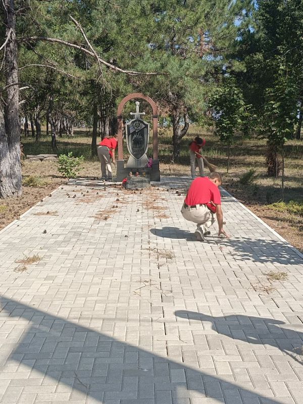 В преддверии Дня освобождения Донбасса активисты молодежного движения "ЮНАРМИЯ" провели уборку памятника "Воинам Батальона им. 383 Шахтерской дивизии погибшим 09.03.2022 года при освобождении города Волноваха." В преддверии Дня освобождения Донбасса активисты молодежного движения "ЮНАРМИЯ" провели уборку памятника "Воинам Батальона им. 383 Шахтерской дивизии погибшим 09.03.2022 года при освобождении города Волноваха."