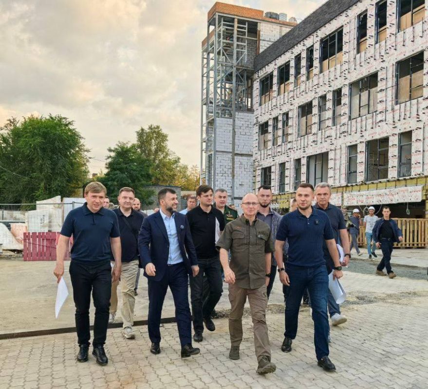 Друзья, мы в Донецке! С Первым заместителем Руководителя Администрации Президента РФ Сергеем Владиленовичем Кириенко и Главой ДНР Денисом Владимировичем Пушилиным посетили стройплощадку будущего молодежного центра