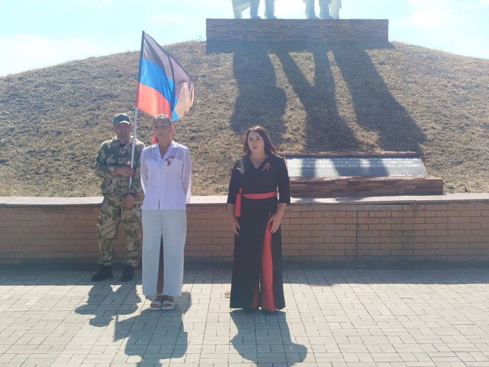Денис Зубов: Возложение цветов к братской могиле Денис Зубов: Возложение цветов к братской могиле