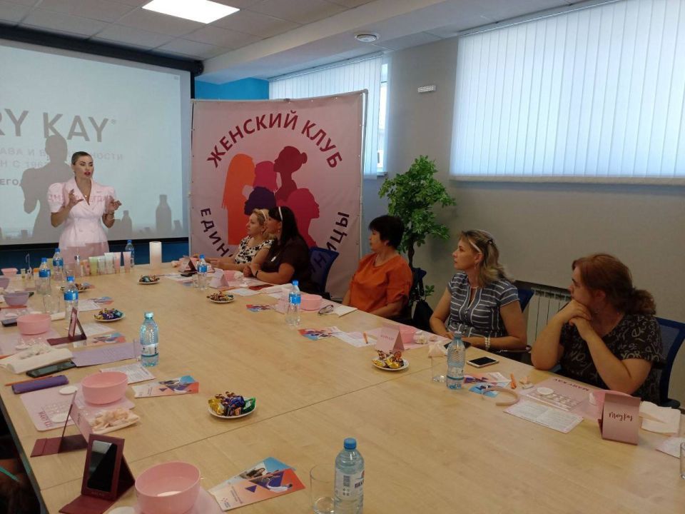 #Женский_Клуб. В Волновахском районном центре занятости прошла очередная встреча Женского клуба "Единомышленницы", на этот раз с бьюти-экспертом Mary Kay Анной Семенец ( #Женский_Клуб. В Волновахском районном центре занятости прошла очередная встреча Женского клуба "Единомышленницы", на этот раз с бьюти-экспертом Mary Kay Анной Семенец (