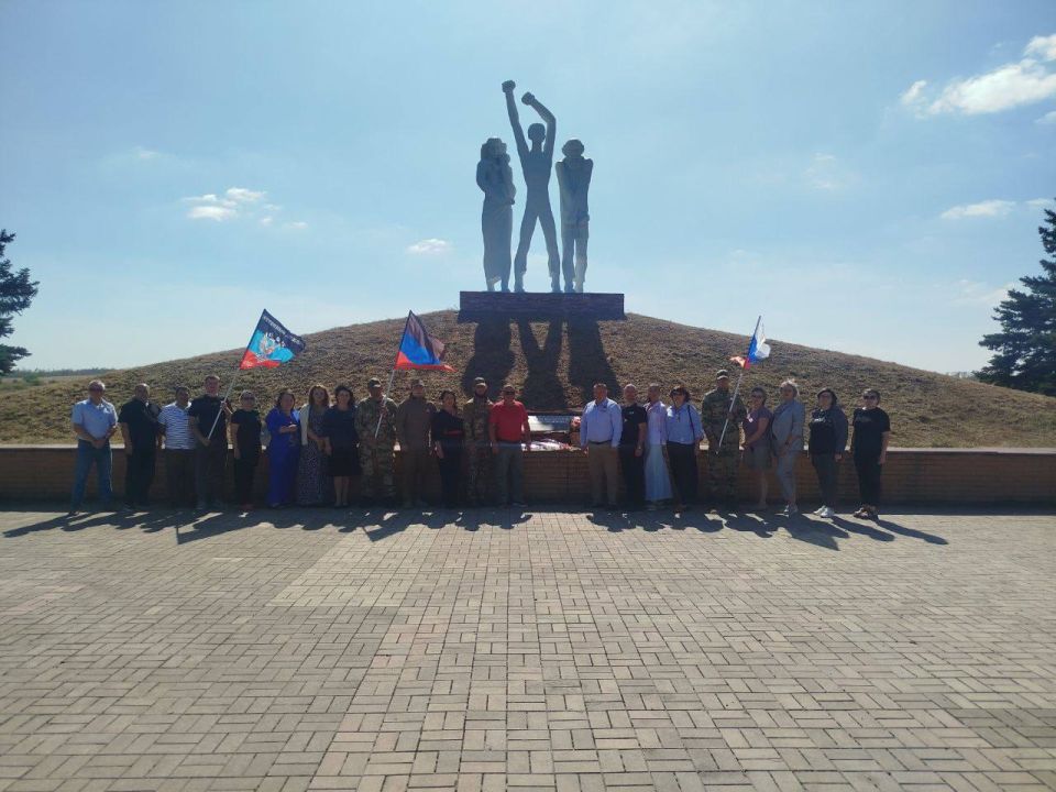 Денис Зубов: Возложение цветов к братской могиле Денис Зубов: Возложение цветов к братской могиле