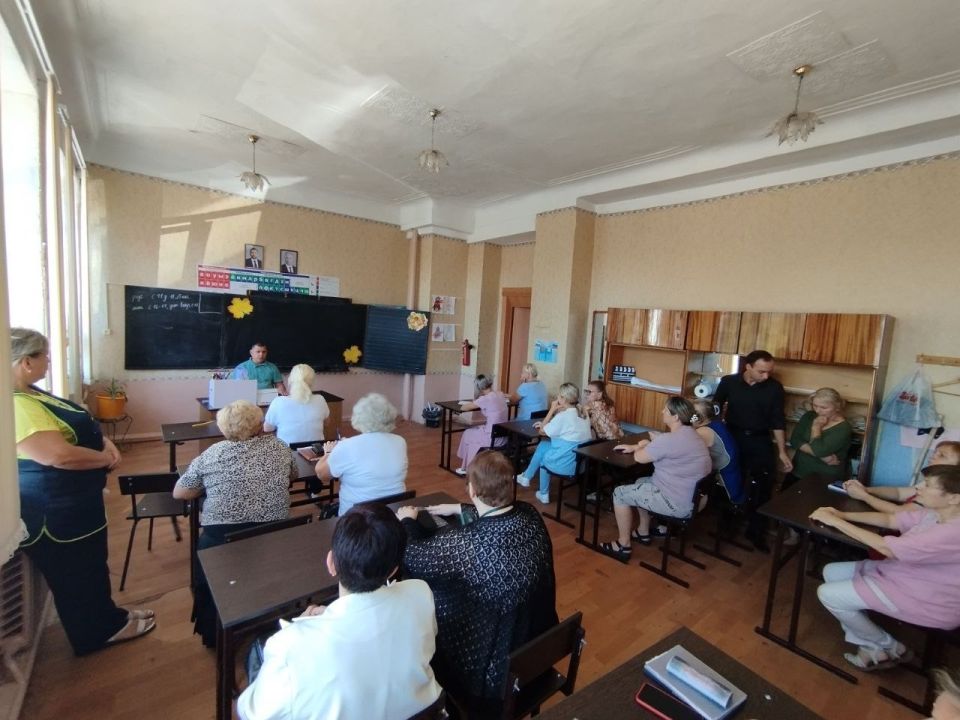 4 сентября руководитель Управы Червоногвардейского внутригородского района Антон Гринзовский провел встречу с трудовым коллективом ГБОУ «Средняя школа № 31 городского округа Макеевка» 4 сентября руководитель Управы Червоногвардейского внутригородского района Антон Гринзовский провел встречу с трудовым коллективом ГБОУ «Средняя школа № 31 городского округа Макеевка»