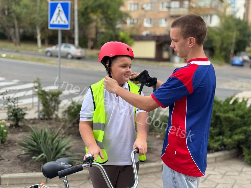 Алексей Кулемзин: В рамках Республиканского месячника «Внимание! Дети на дороге» волонтеры совместно с сотрудниками Госавтоинспекции МВД по ДНР провели уроки безопасности для школьников Алексей Кулемзин: В рамках Республиканского месячника «Внимание! Дети на дороге» волонтеры совместно с сотрудниками Госавтоинспекции МВД по ДНР провели уроки безопасности для школьников