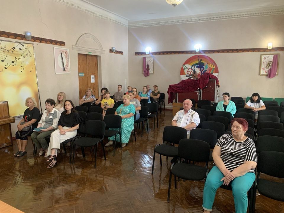 Заместитель главы администрации Амвросиевского округа Елена Крюкова встретилась с трудовым коллективом Амвросиевской школы искусств Заместитель главы администрации Амвросиевского округа Елена Крюкова встретилась с трудовым коллективом Амвросиевской школы искусств
