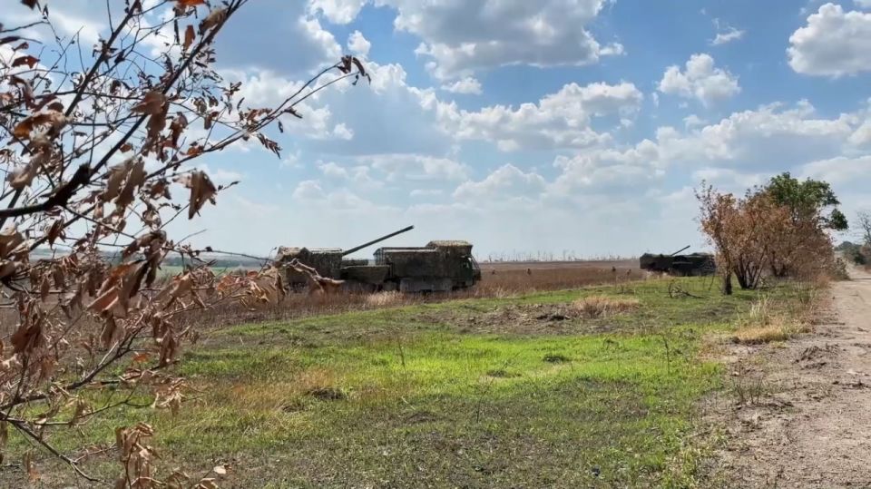 Российские артиллеристы показали парную работу 152-мм САУ "Гиацинт-К" Российские артиллеристы показали парную работу 152-мм САУ "Гиацинт-К"