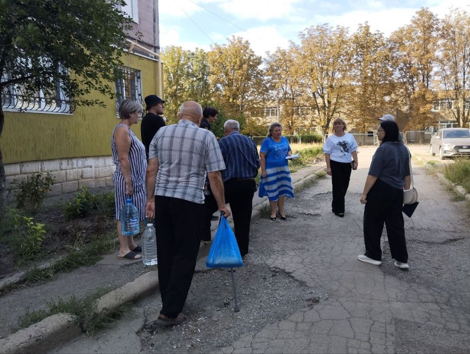 4 сентября в Червоногвардейском районе состоялась встреча заместителя руководителя Управы Червоногвардейского внутригородского района Татьяны Задорожной с жителями микрорайона Калининский во дворе дома № 14 на которой... 4 сентября в Червоногвардейском районе состоялась встреча заместителя руководителя Управы Червоногвардейского внутригородского района Татьяны Задорожной с жителями микрорайона Калининский во дворе дома № 14 на которой...