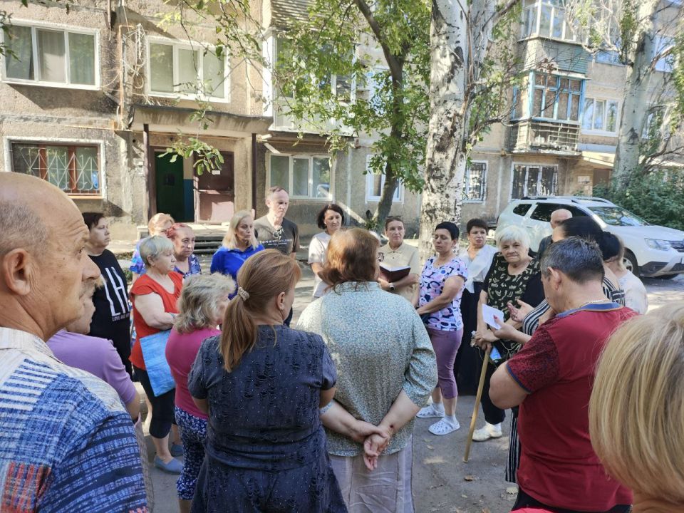 По поручению Главы ДНР Дениса Пушилина председатель #Комитет_по_труду_занятости_социальной_политики_и_делам_ветеранов Клавдия Кульбацкая (фракция «Единая Россия») продолжает встречи с населением в Петровском районе Донецка По поручению Главы ДНР Дениса Пушилина председатель #Комитет_по_труду_занятости_социальной_политики_и_делам_ветеранов Клавдия Кульбацкая (фракция «Единая Россия») продолжает встречи с населением в Петровском районе Донецка