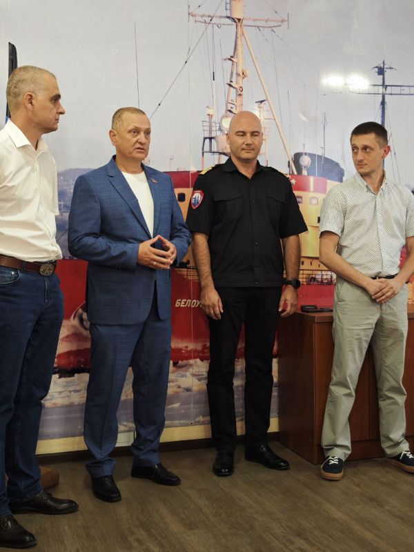 Председатель #Комитет_по_поддержке_участников_СВО Дмитрий Огилец (фракция «Единая Россия») поздравил сотрудников Мариупольского морского торгового порта с его 136-м днем рождения Председатель #Комитет_по_поддержке_участников_СВО Дмитрий Огилец (фракция «Единая Россия») поздравил сотрудников Мариупольского морского торгового порта с его 136-м днем рождения
