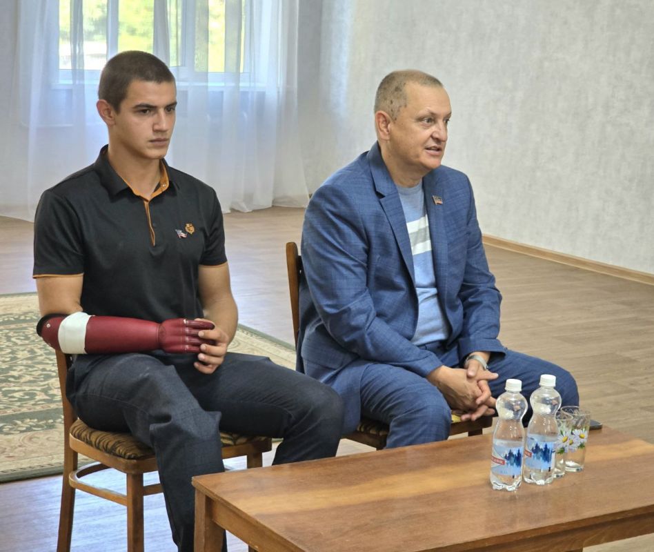 Дмитрий Огилец: По поручению Главы Донецкой Народной Республики вместе со своими золотыми помощниками и депутатом Молодёжного парламента Виктором Москалёвым провели встречу с трудовым коллективом ГКДОУ "Детский сад № 10... Дмитрий Огилец: По поручению Главы Донецкой Народной Республики вместе со своими золотыми помощниками и депутатом Молодёжного парламента Виктором Москалёвым провели встречу с трудовым коллективом ГКДОУ "Детский сад № 10...