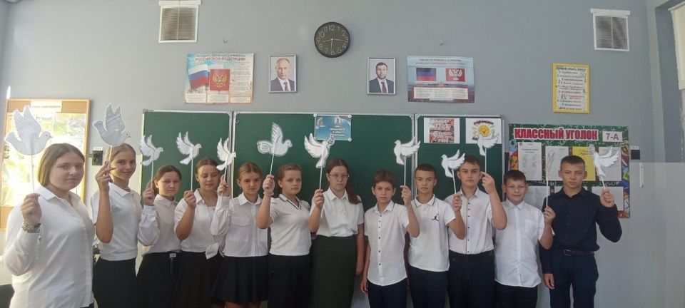 В школах Ждановки почтили память жертв терроризма и обсудили безопасность В школах Ждановки почтили память жертв терроризма и обсудили безопасность