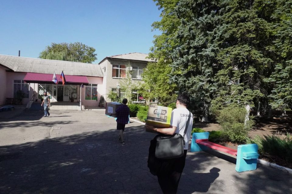 Александр Шатов: Сахалинцы передали в шахтерский детский дом-интернат гумпомощь Александр Шатов: Сахалинцы передали в шахтерский детский дом-интернат гумпомощь