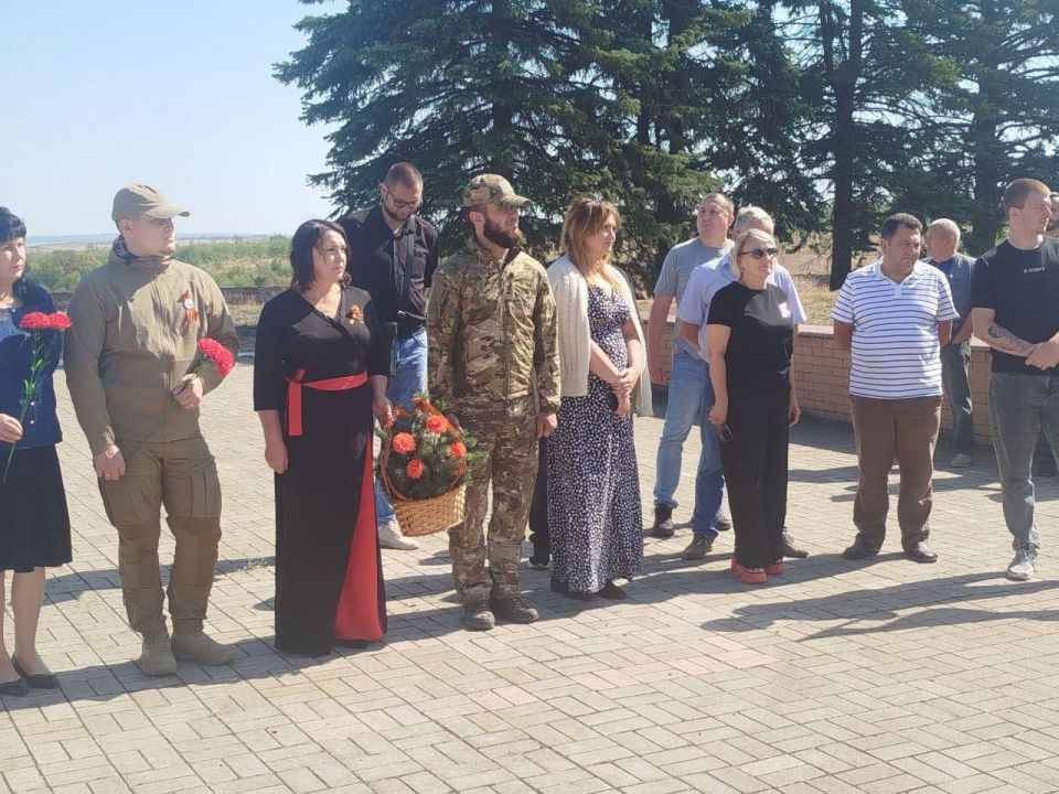 Денис Зубов: Возложение цветов к братской могиле Денис Зубов: Возложение цветов к братской могиле