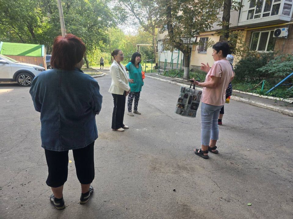 По поручению Главы ДНР Дениса Пушилина 04.09.2025 по адресу: г. Донецк, ул. Речная, д. 50 состоялась встреча с жителями, на которой присутствовала руководитель Управы Ленинского внутригородского района Татьяна Темникова По поручению Главы ДНР Дениса Пушилина 04.09.2025 по адресу: г. Донецк, ул. Речная, д. 50 состоялась встреча с жителями, на которой присутствовала руководитель Управы Ленинского внутригородского района Татьяна Темникова