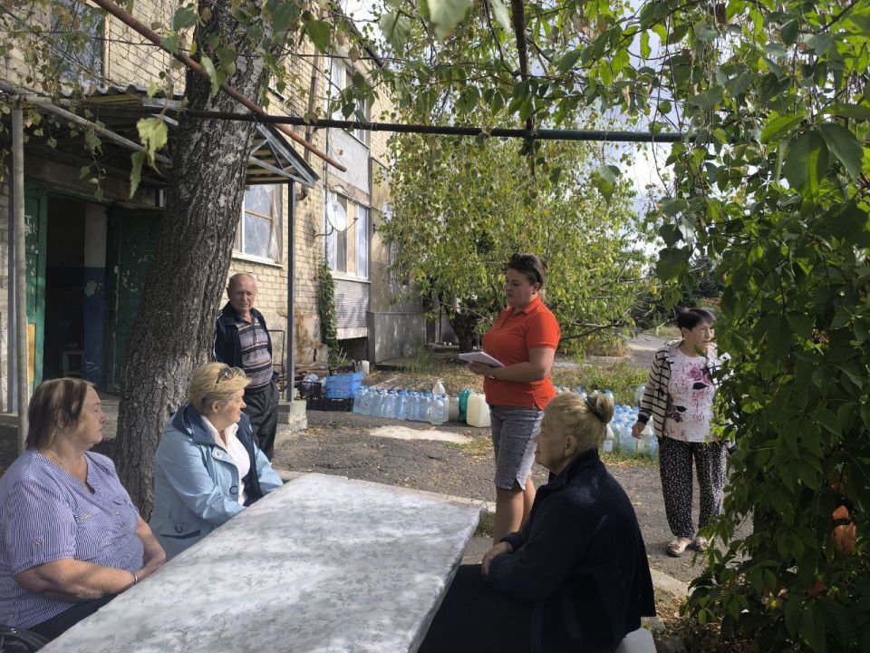 По поручению главы ДНР Дениса Владимировича Пушилина заведующий Новолуганского территориального сектора провела встречу с жителями улицы Ленина По поручению главы ДНР Дениса Владимировича Пушилина заведующий Новолуганского территориального сектора провела встречу с жителями улицы Ленина