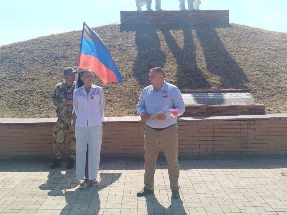 Денис Зубов: Возложение цветов к братской могиле Денис Зубов: Возложение цветов к братской могиле