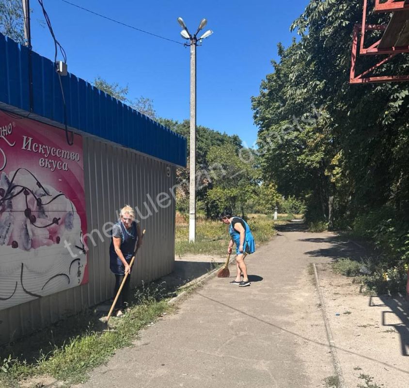 В рамках акции «Чистый четверг» работниками сферы торговли, общественного питания и бытового обслуживания населения были выполнены работы по благоустройству прилегающих территорий В рамках акции «Чистый четверг» работниками сферы торговли, общественного питания и бытового обслуживания населения были выполнены работы по благоустройству прилегающих территорий